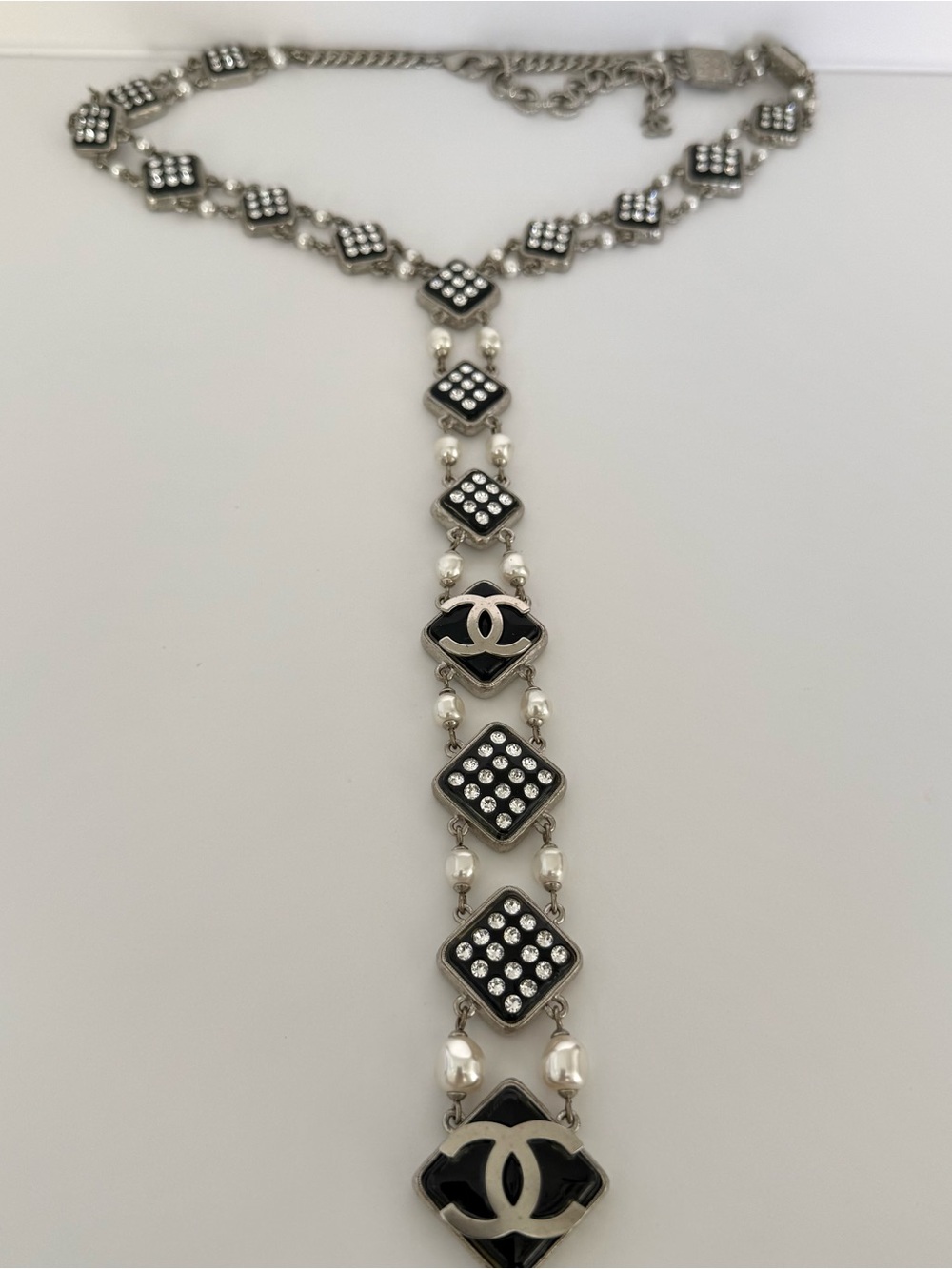 CHANEL women long necklace Authentic Retail 2300$